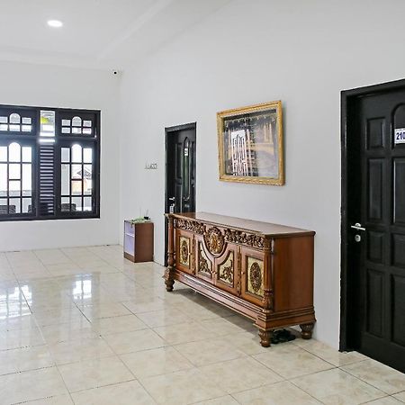 Oyo 90221 Makarim Guest House Syariah Pangkalanbuun Extérieur photo