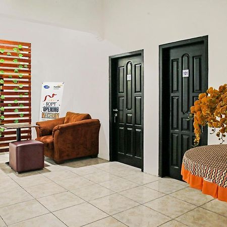 Oyo 90221 Makarim Guest House Syariah Pangkalanbuun Extérieur photo