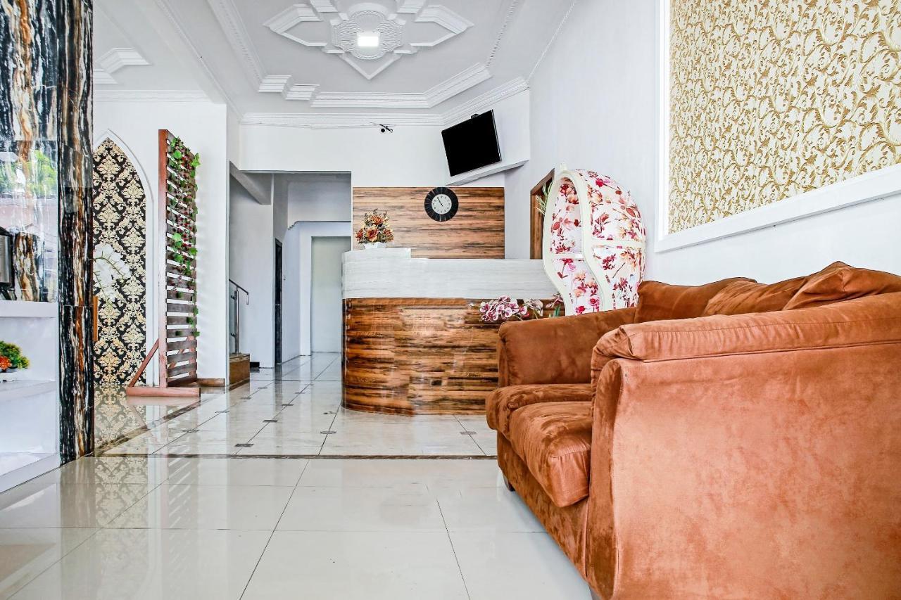 Oyo 90221 Makarim Guest House Syariah Pangkalanbuun Extérieur photo